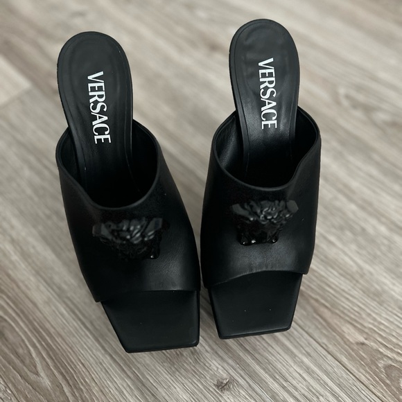 Versace - Picture 2 of 5